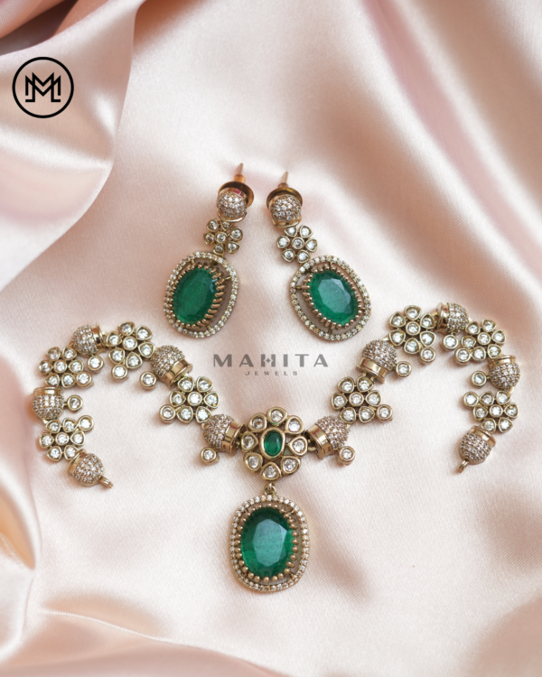 Emerald Necklace with earrings - Image 2
