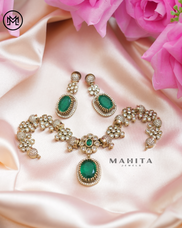 Emerald Necklace with earrings - Image 3