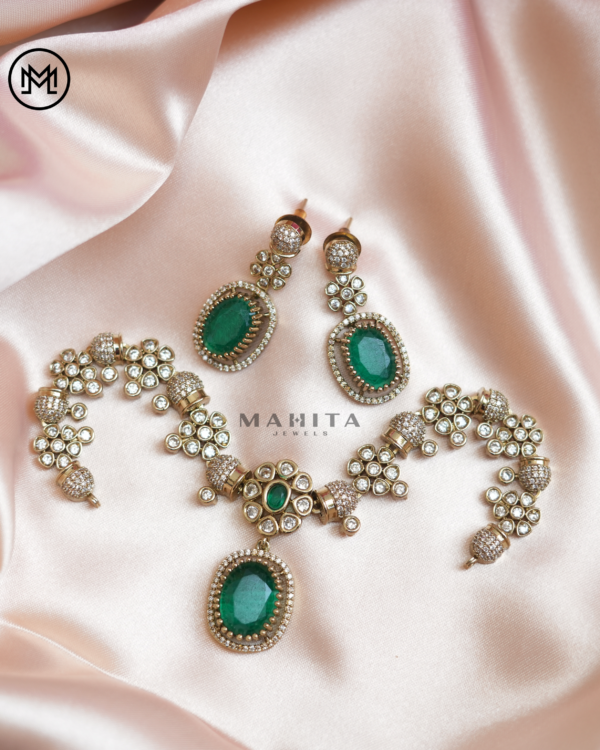 Emerald Necklace with earrings - Image 4