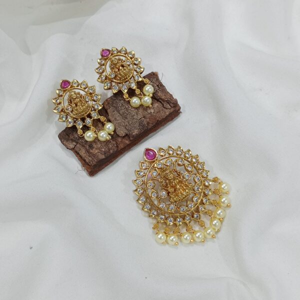 Kundan Pendant with earrings