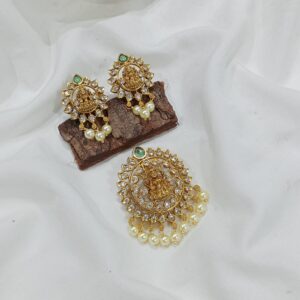 Kundan Pendant with earrings