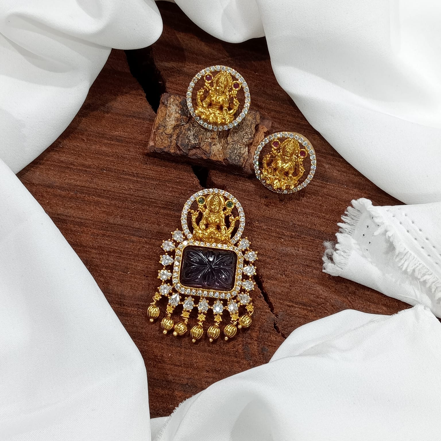 Pendant with earrings