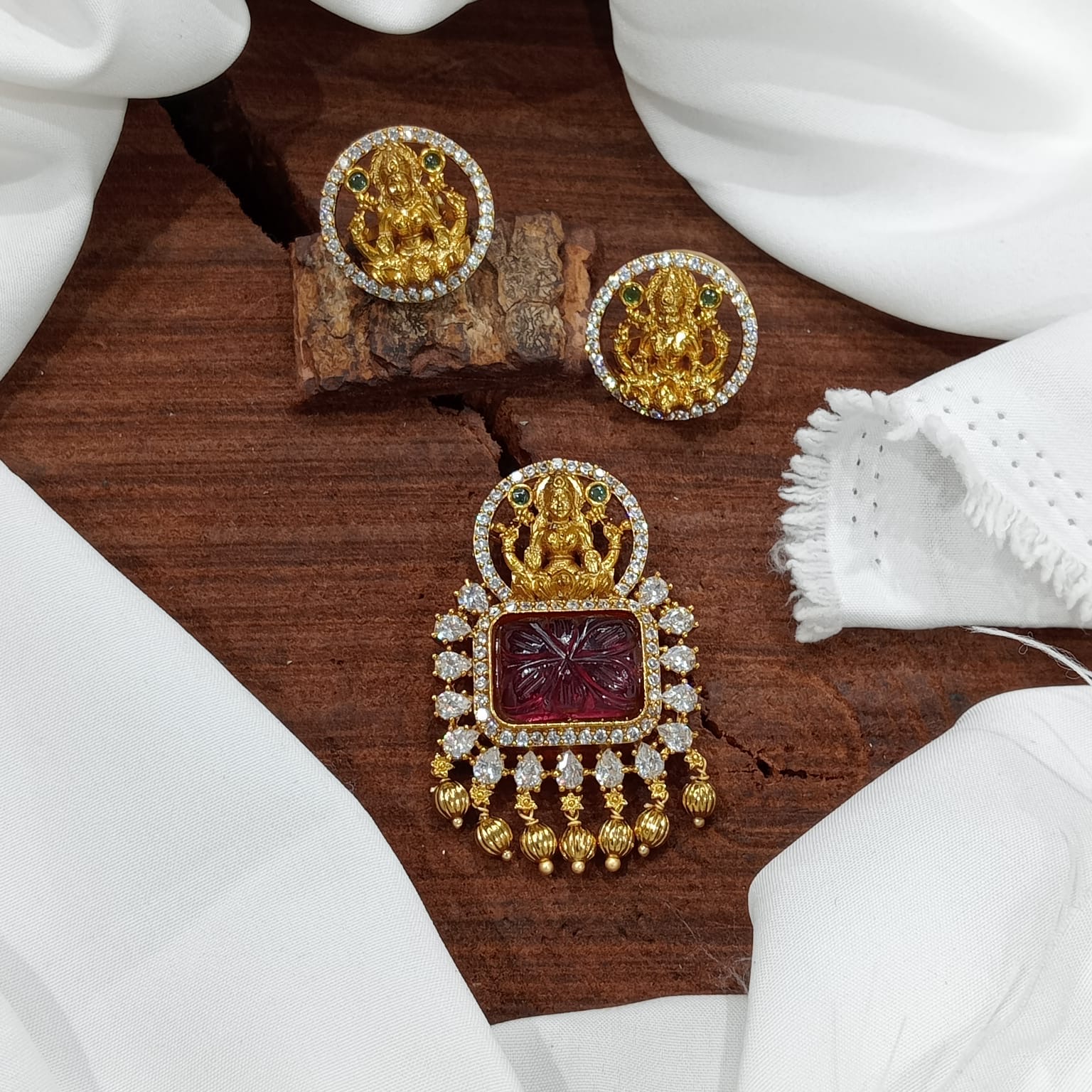 Pendant with earrings