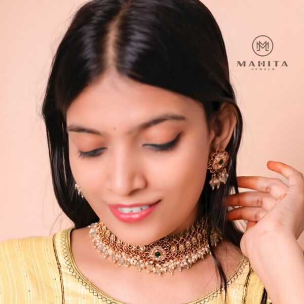 Beautiful Antique Kundan Choker With Earrings - Image 5